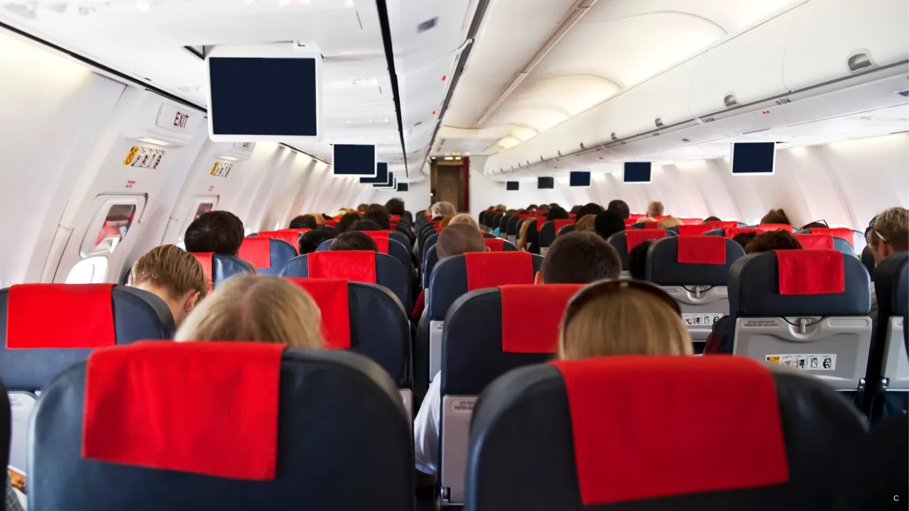 Түркияда ұшақ толық тоқтамай орнынан тұрған жолаушыларға айыппұл салынады