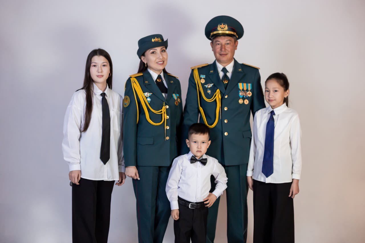 Блять машина жас және құлшыныс брюнетканы трахает