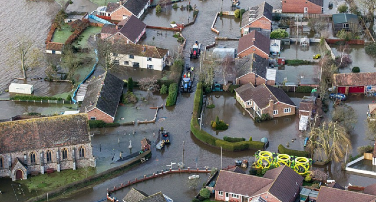 Шұңқыр әйелдің порно фотолары Ол аузында біткенді қаламады.