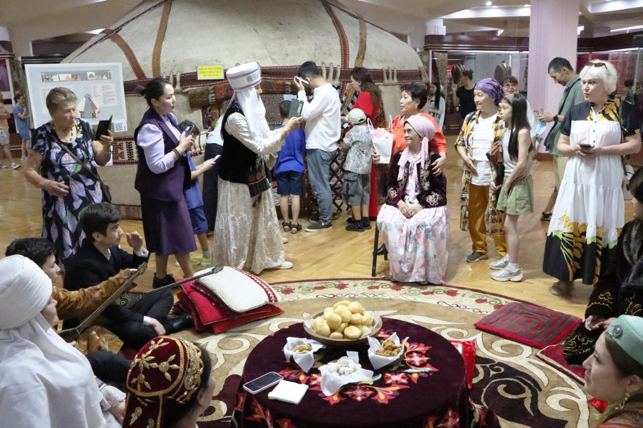 Музей шамдары жарқыраған кеш