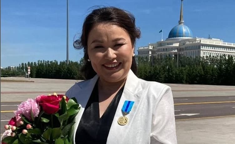 Әнші лайықты құрметке бөленді