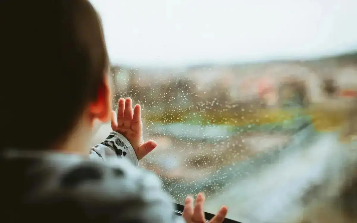 Қарағандыда екі жасар бала жетінші қабаттан құлап кетті