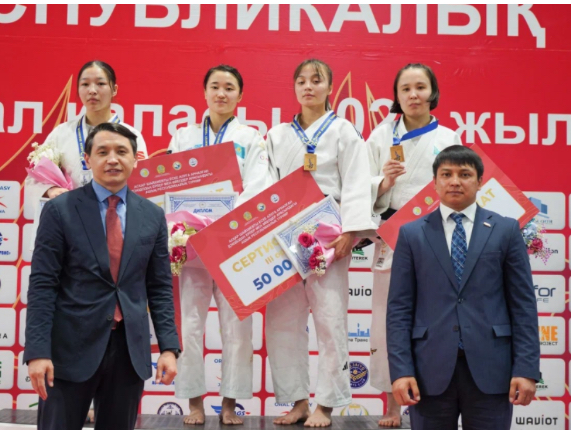 Татами шеберлері сынға түсті