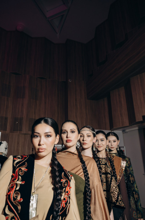 Обырға шалдыққан балалар  EFW мінберінде сән үлгісін көрсетті