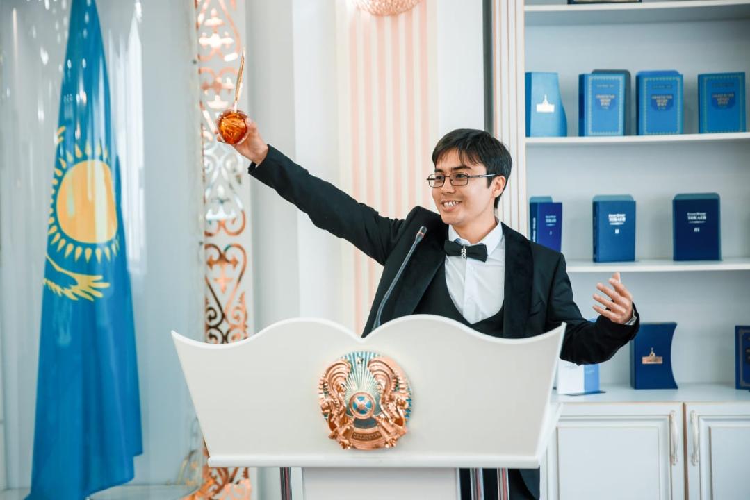 Үздік роман авторы марапатталды