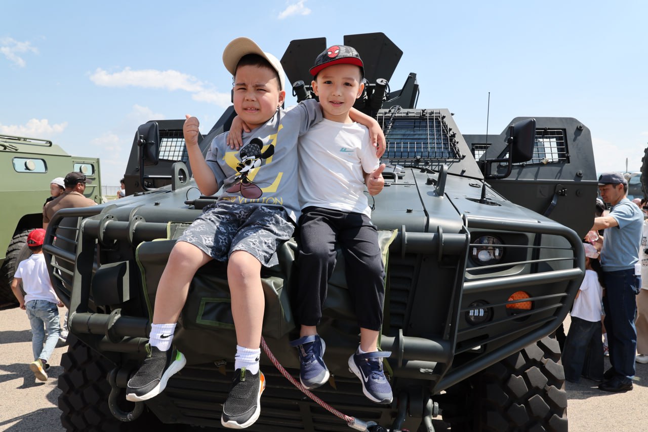 Балалар мен бронды техникалар: Ұлттық ұлан бүлдіршіндерге ерекше мереке сыйлады
