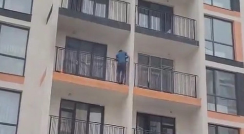 Ер адам төртінші қабатқа өрмелеп шығып,  өртті сөндірді