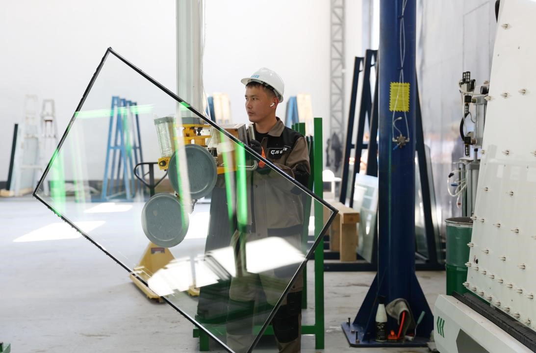 Үлгілідегі шыны шығаратын зауыт