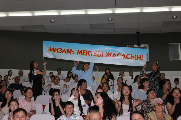 Кітапқұмарлар көш түзеді