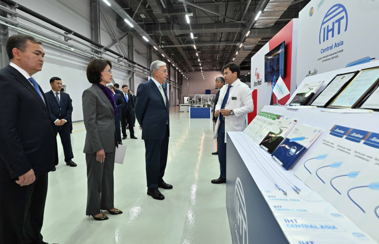 Президент медициналық көрмені тамашалады