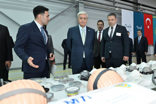 Президент респиратор мен газтұтқы шығаратын зауытқа барды
