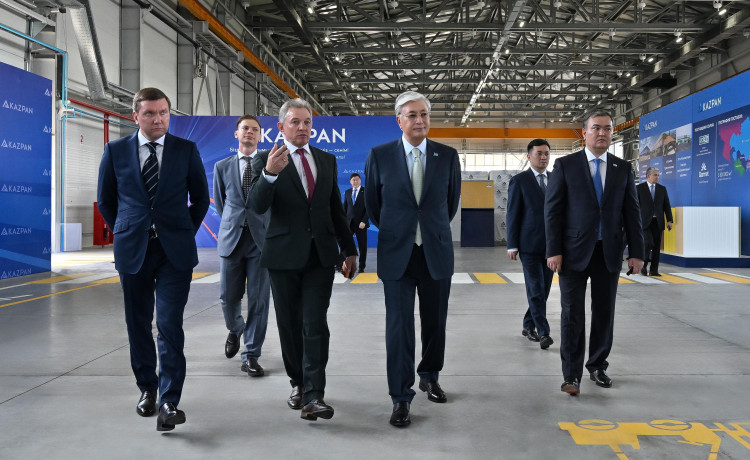 Қасым-Жомарт Тоқаев KazPan сэндвич-панелдерін өндіретін зауытты аралап көрді