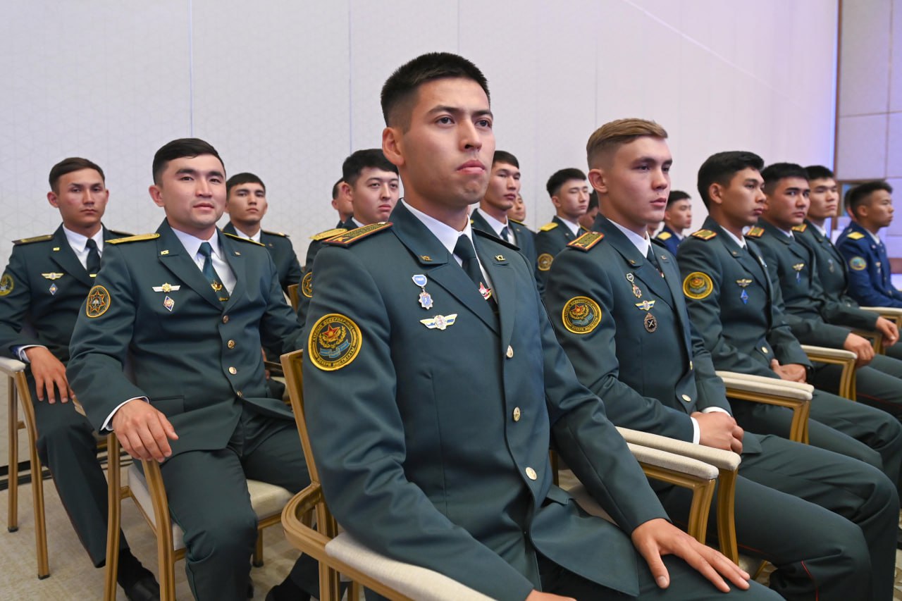 Мен жатын бөлмеде әйелімді аңдыдым Порно фильм транс оргия