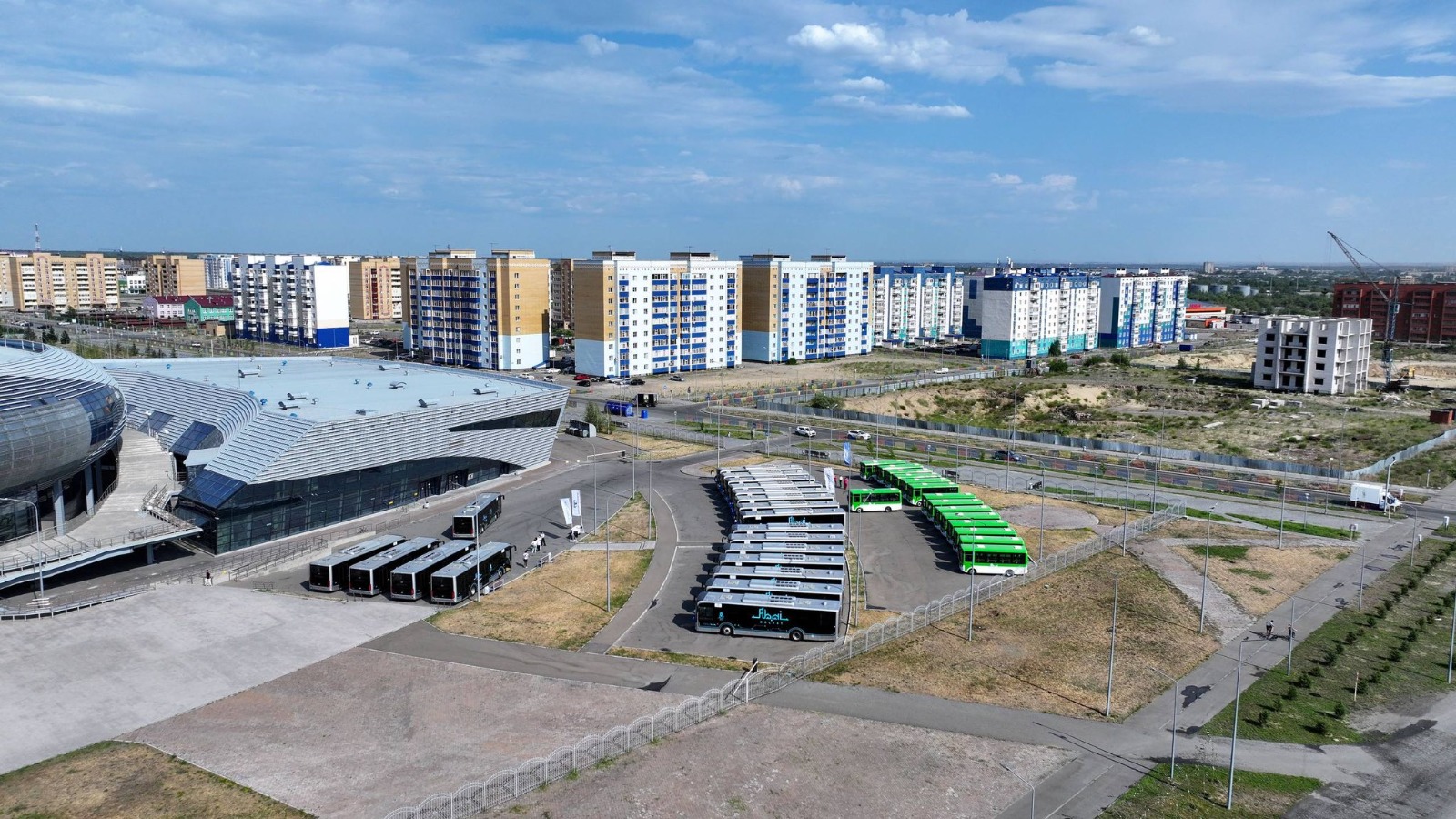 Семей көшелері көрікті көліктермен толықты