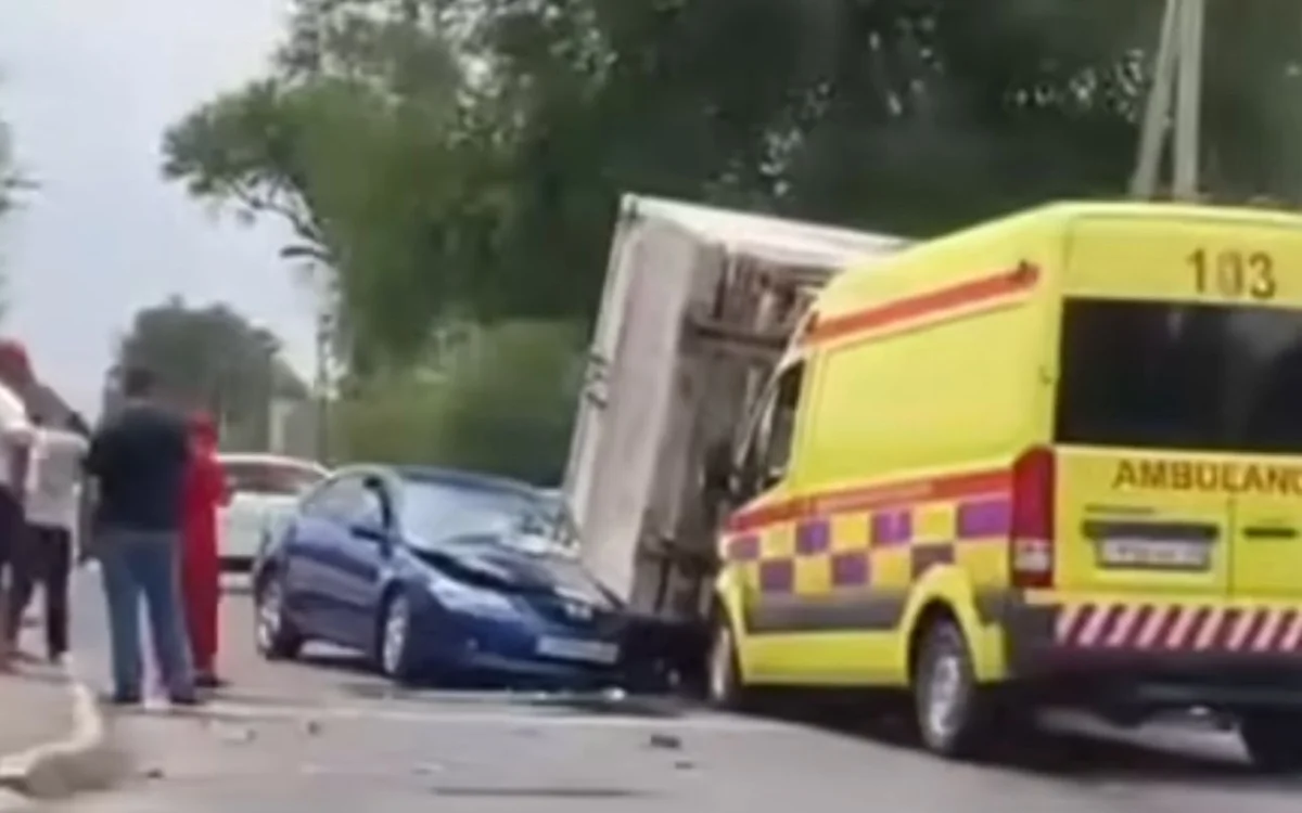 Талдықорғанда жедел жәрдем көлігінің қатысуымен ірі жол апаты болды