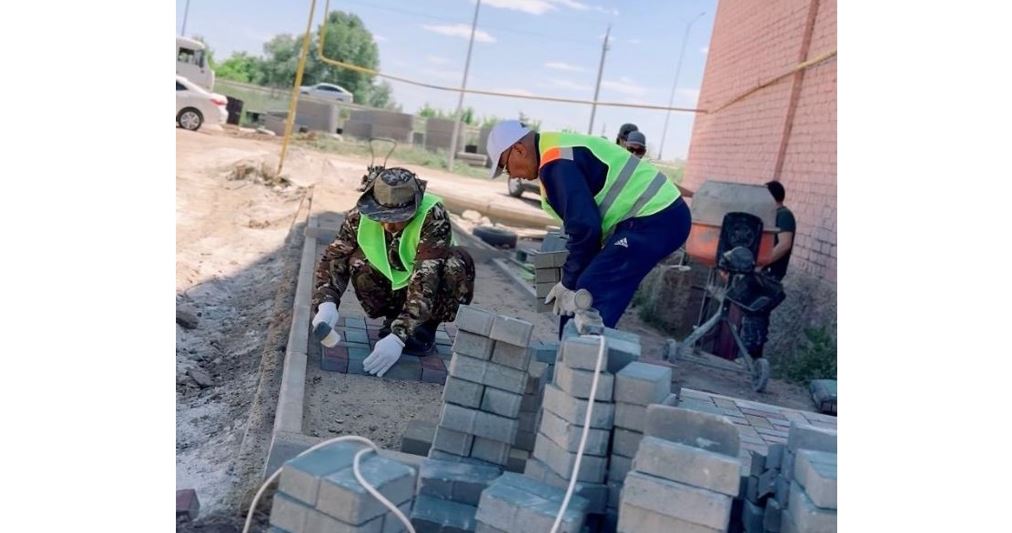 Ақтөбеде көпқабатты үйлердің ауласы абаттандырылды