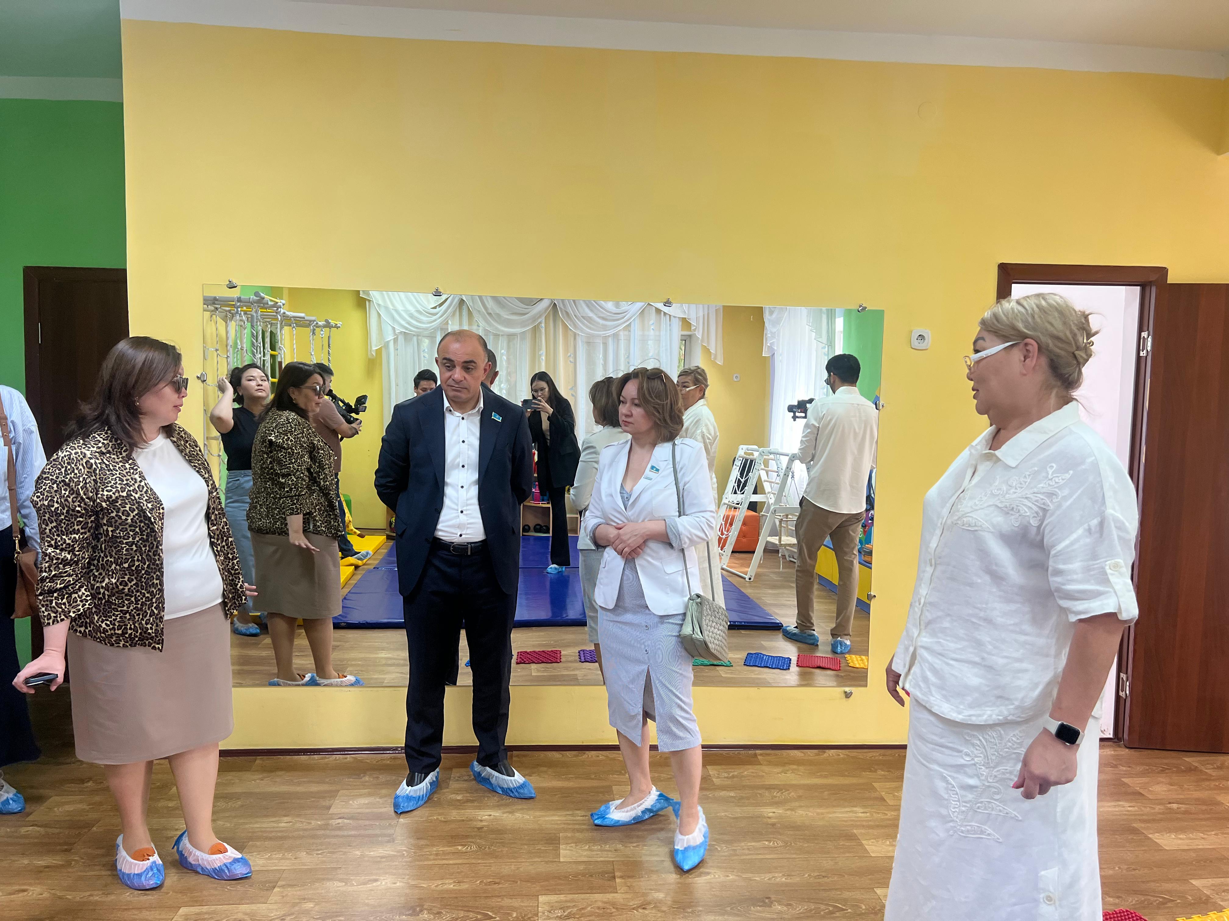 Мәжіліс депутаттары Астанадағы балаларды қолдау орталығына барды