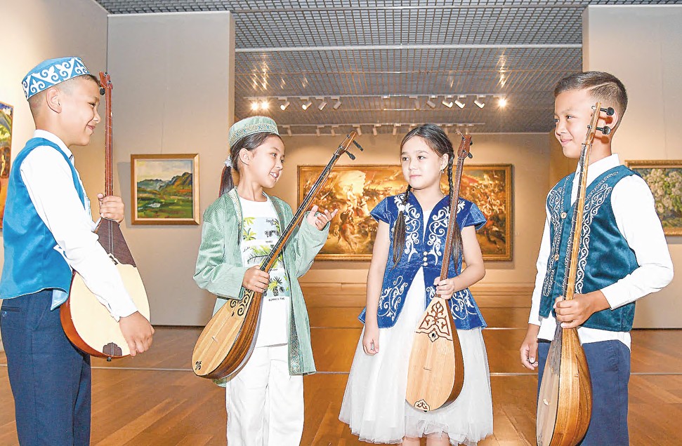 «Домбырам –  екі ішекті, бетің қақпақ»