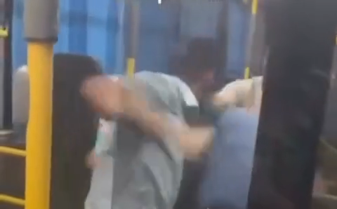 Алматы тұрғыны автобуста зейнеткерді соққыға жыққан