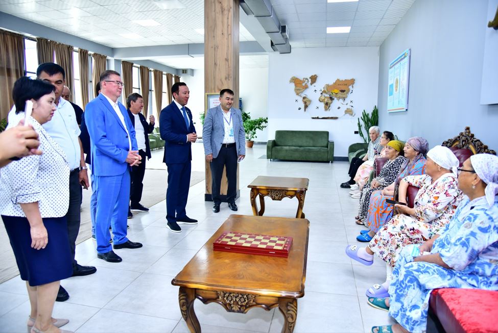 Депутат Шымкенттегі қарияларға арналған орталықтың жұмысымен танысты