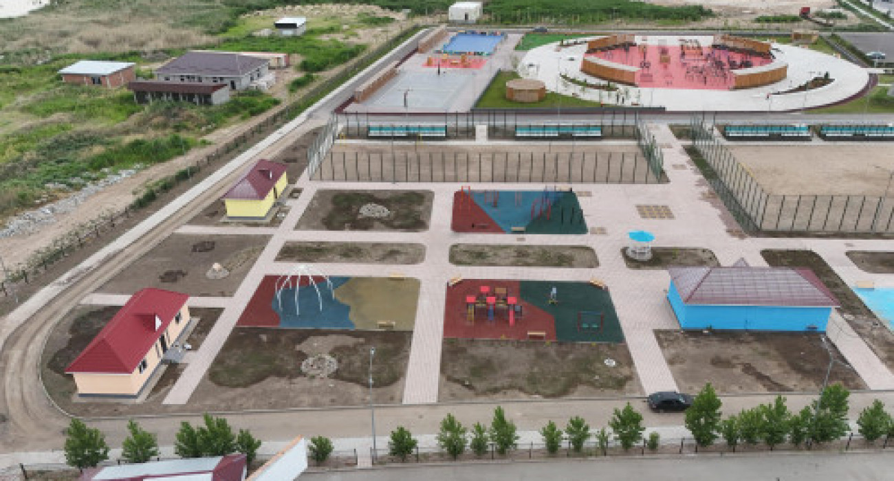 Желіде жалаңаш жігіттер Лесби порноактрисалары диванда азғындықпен шебер айналысады