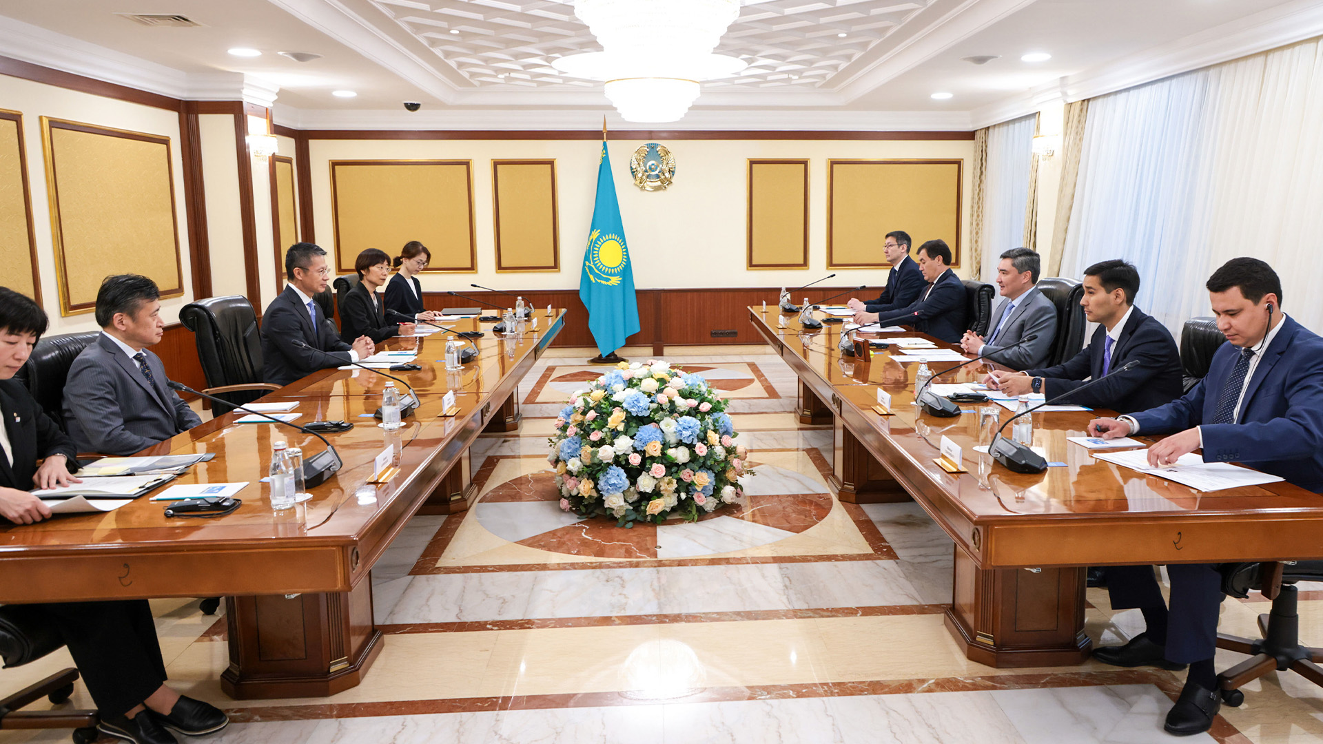 Премьер-министр жапон губернаторымен кездесті