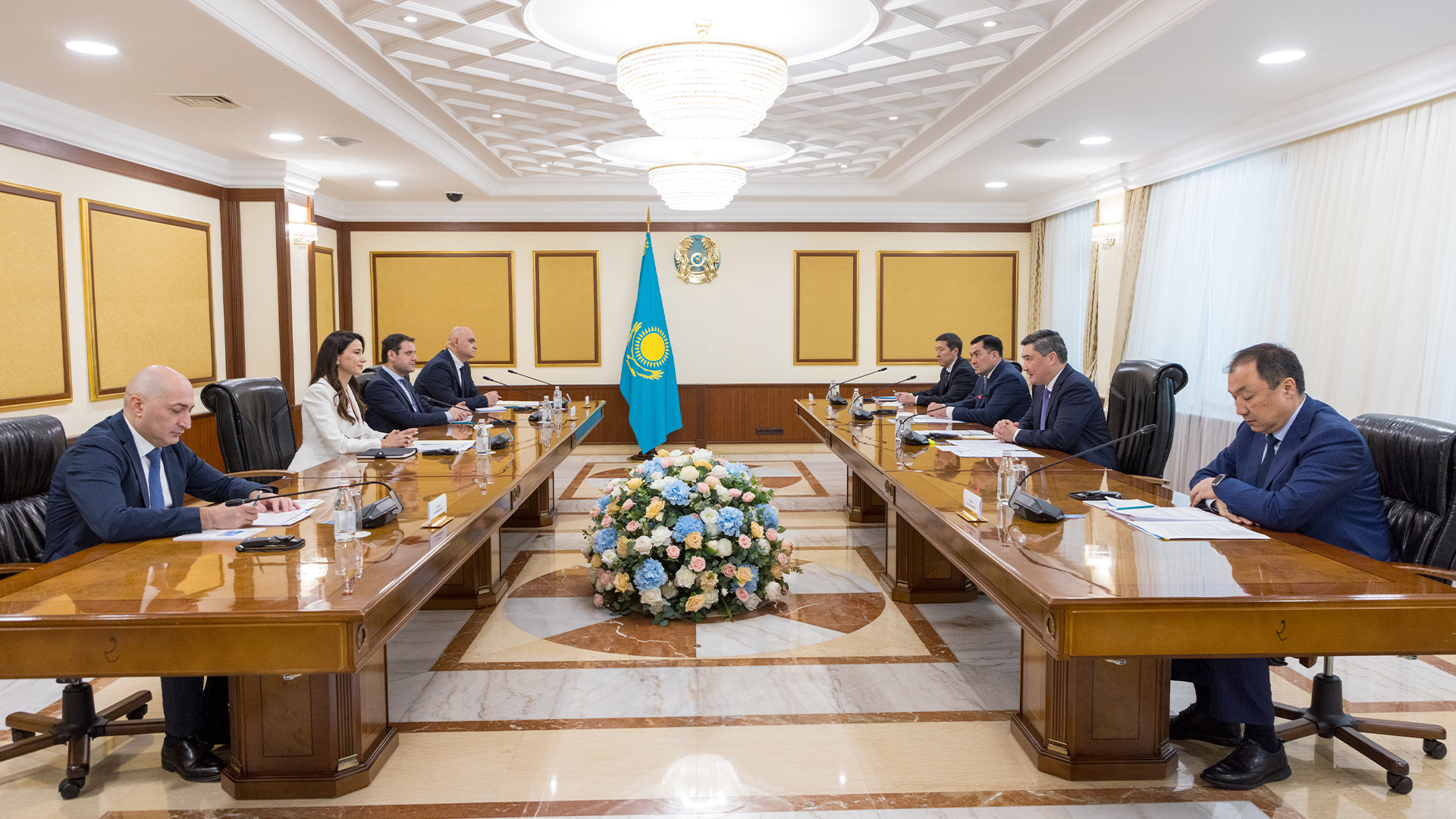 Олжас Бектенов Грузияның экономика министрі Мариам Квривишвилимен сауда-экономикалық ынтымақтастықты нығайту мәселесн талқылады