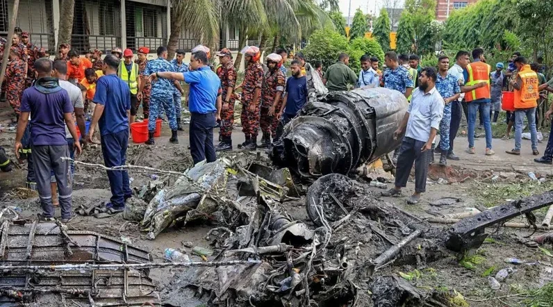 Бангладеште әскери ұшақ мектеп ғимаратына құлаған