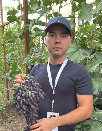 Жүзім өсіретін жігіт