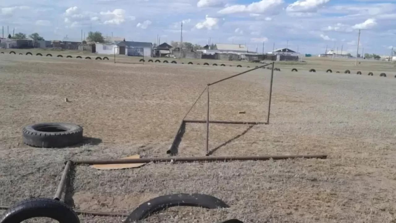 Павлодар облысында 6 жасар баланың үстіне футбол қақпасы құлады