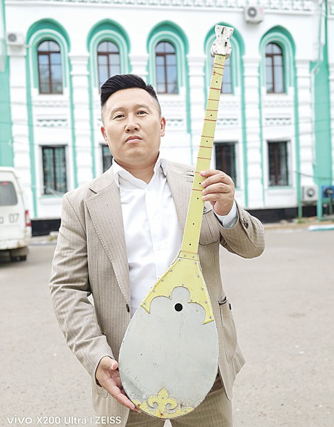 Қоқыстан табылған темір домбыра