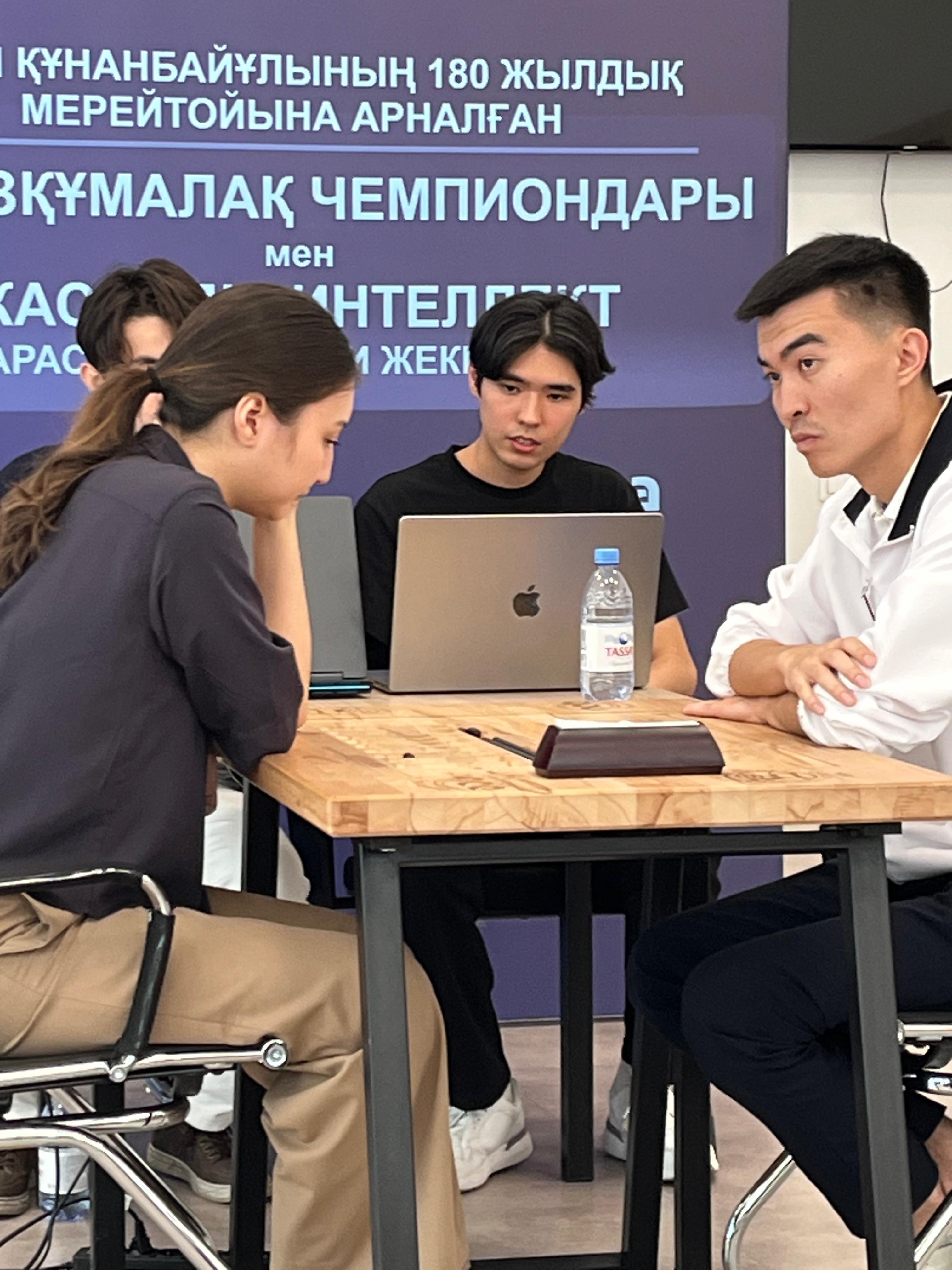 Тоғызқұмалақ: чемпиондар мен жасанды интеллект арасындағы тарихи жекпе-жек өтті