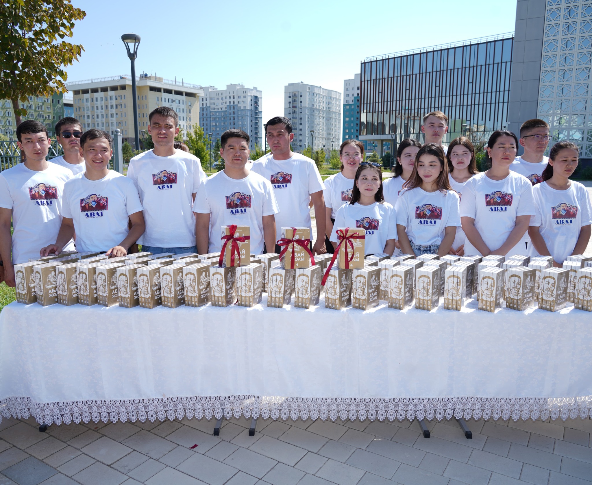 Түркістанда жастарға «Абай жолы» романы тарту етілді