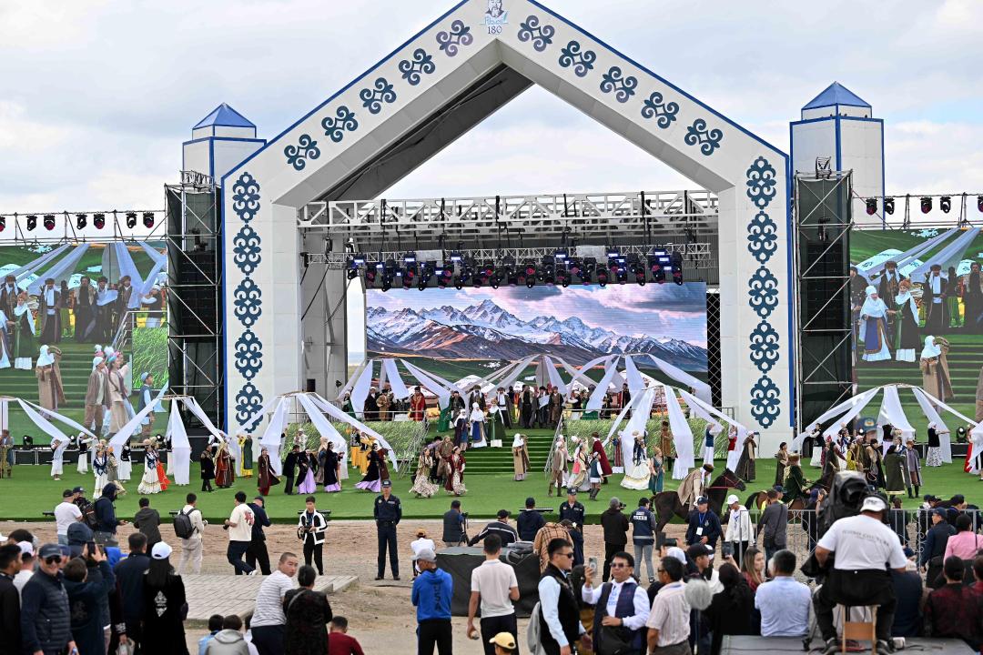 Әдемі ханымдар сиқырды сорып алады