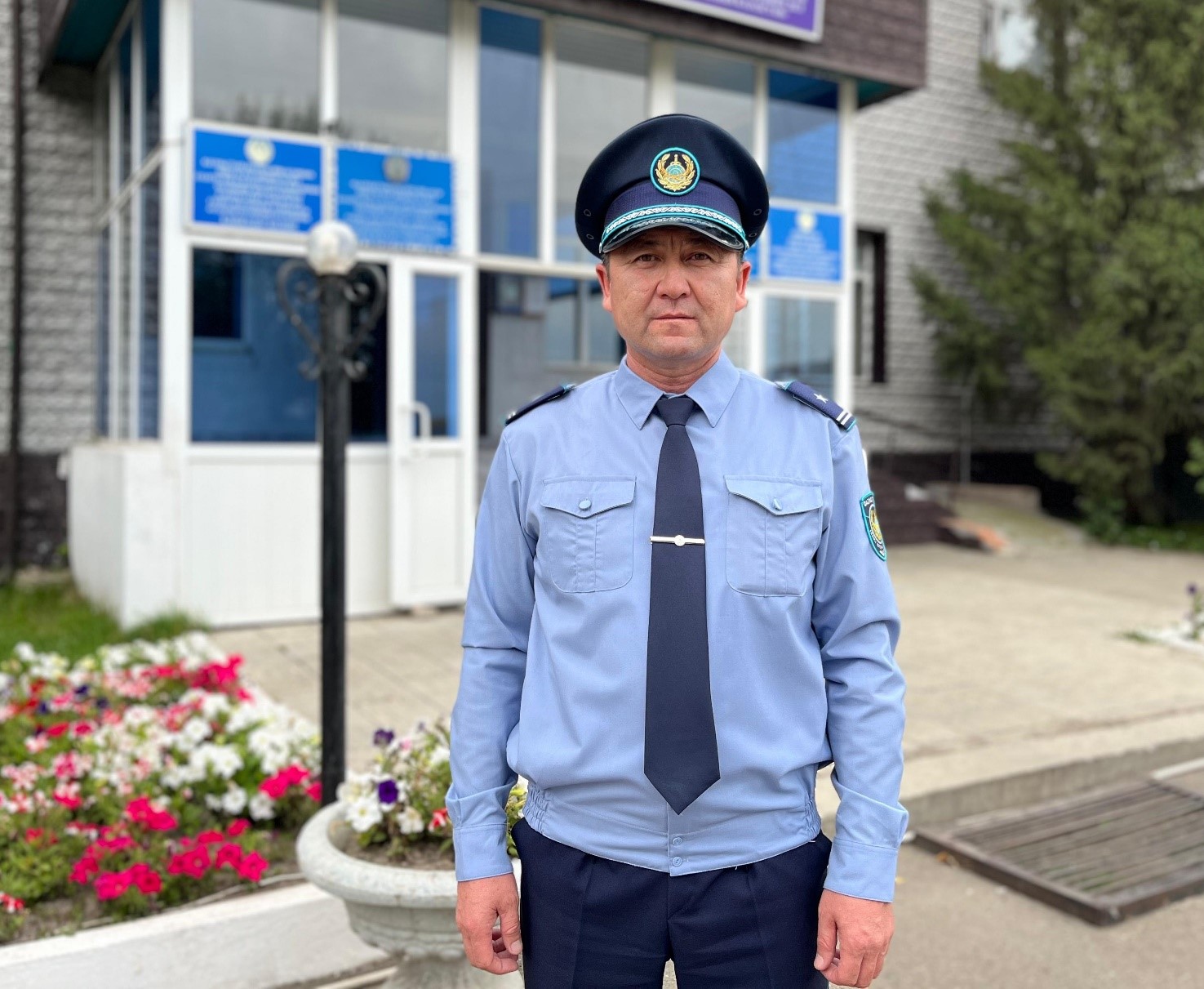 Полиция қызметкері екі адамды ажалдан алып қалды