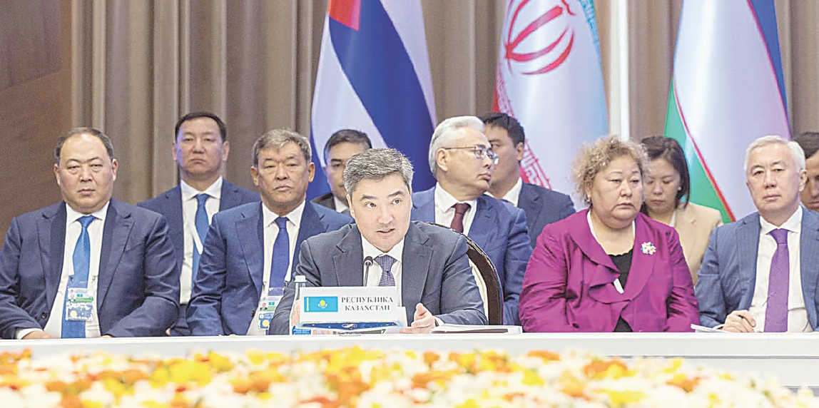 Он құжатқа қол қойылды