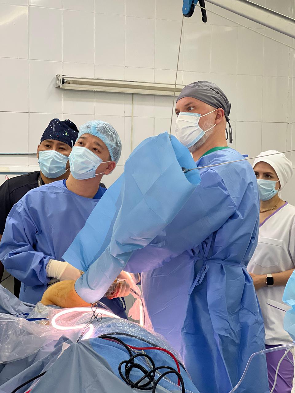 Алматыда иығы 13 рет шыққан науқасқа күрделі ота жасалды