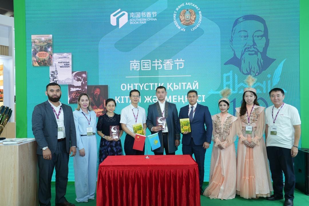 Кітап жәрмеңкесіне қатысты