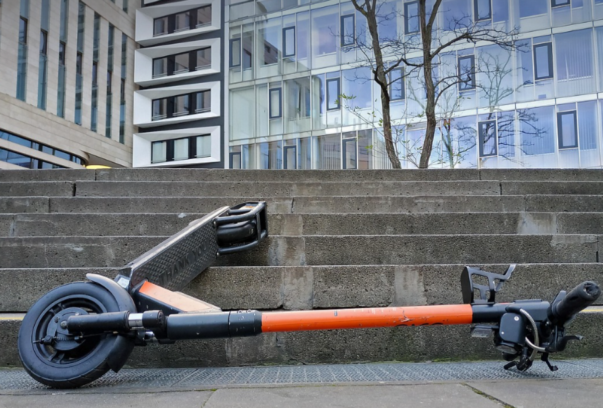 Астанада самокатшыны көлік қағып кетті