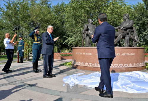 Қазақстан-Қырғызстан Президенттері «Достықтың алтын көпірі» ескерткішінің ашылу рәсіміне қатысты