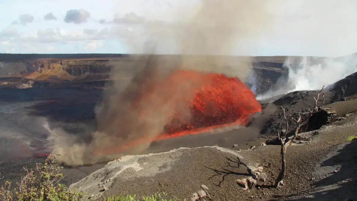 АҚШ-тағы әйгілі жанартау қайта атқылай бастады