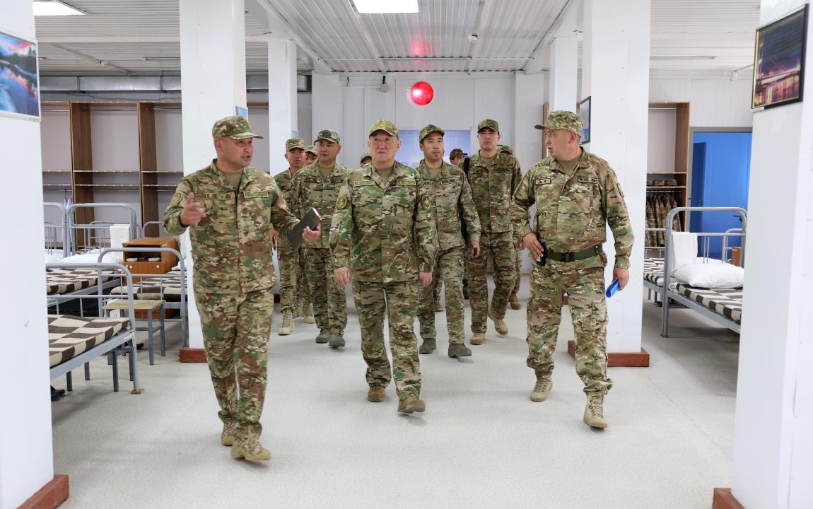 Қорғаныс министрі Абай облысындағы әскери бөлімдерді тексерді