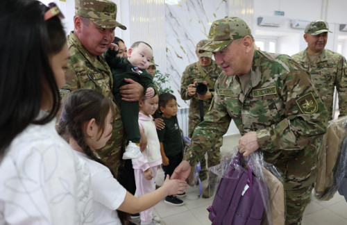 Қорғаныс министрі  «Мектепке жол» акциясына үлес қосты