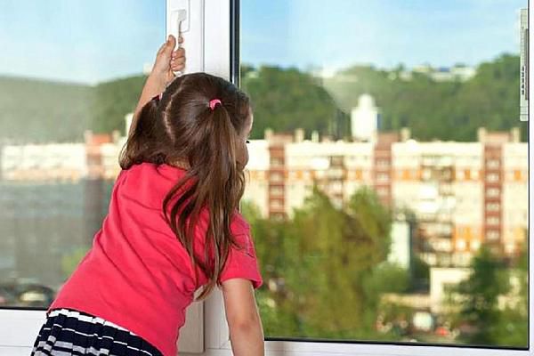 Қарағандыда 10 жастағы қыз екінші қабаттан құлап кетті