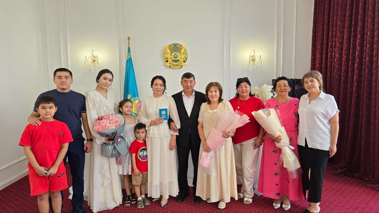 Шымкентте інжу той иелеріне жаңа неке куәлігі берілді