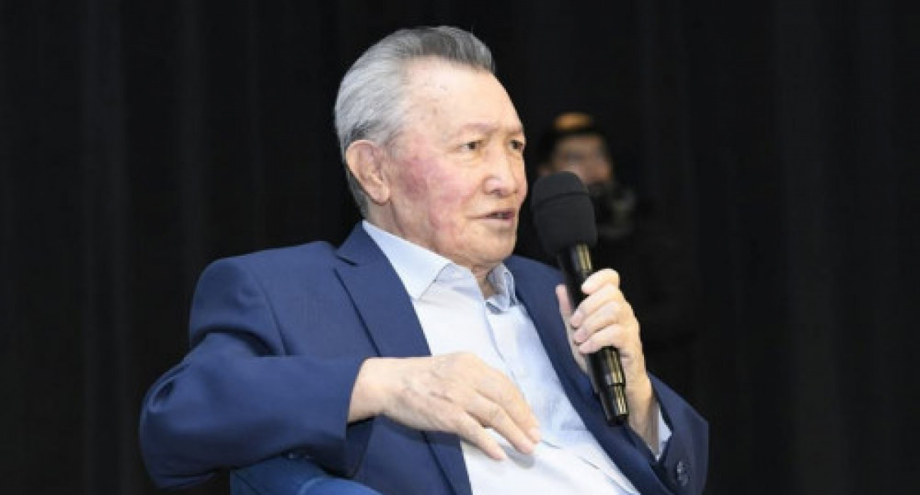 Әдемі, үлкен, салтанатты әйелдер трусисіз, жақыннан