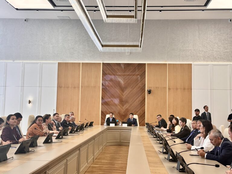 Кончает в большие жопы