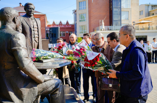 Астанада «Алаш қайраткерлері» ескерткішіне гүл шоқтарын қою рәсімі өтті