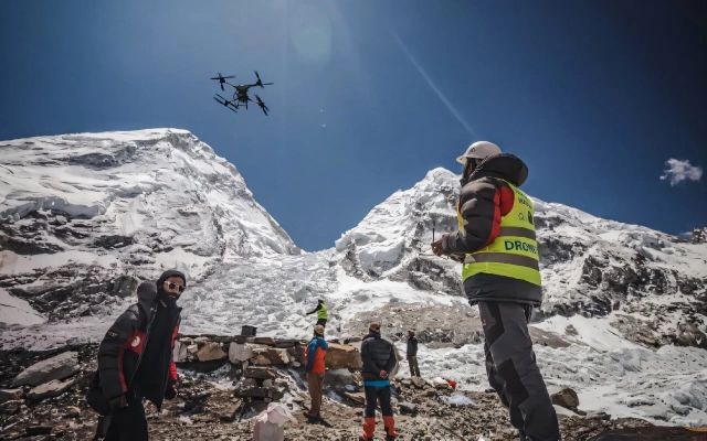 Эверест шыңы дрондар арқылы қоқыстан тазартылады