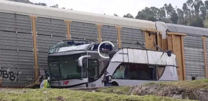 Мексикада жүк көлігі пойызбен соқтығысып, 10 адам қаза тапты